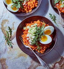 Reis-Bowl mit gekochten Eiern