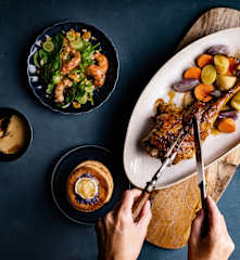 Menú: Espinacas con gambones. Volovanes de lombarda y queso de cabra. Cordero asado. Vasitos de turrón