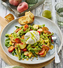 Burrata mit Pfirsich-Bohnen-Salat und Kräuteröl