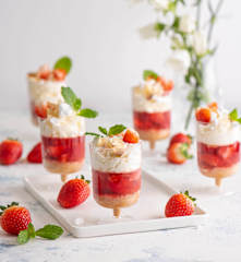 Truskawkowa chmurka w pucharkach