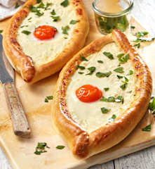Khachapuri - georgische Käse-Ei-Brote