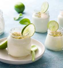 Postre de yogur, lima y coco