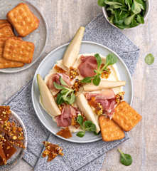 Deska ubijanego sera camembert lub brie