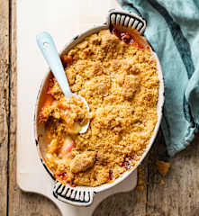 Crumble aux pêches et au romarin