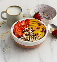 Porridge con bevanda a base di soia e frutta fresca