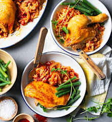 Pâtes à la sauce tomates, haricots verts et poulet entier