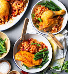 Κοτόπουλο με κριθαράκι, σάλτσα ντομάτας και φασολάκια