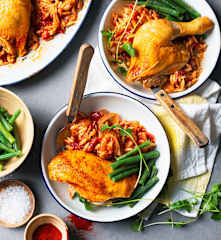Pollo con judías verdes y pasta en salsa de tomate