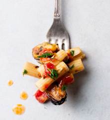 One-Pot Tomato Garlic Pasta with Mussels