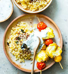 Brochettes de cabillaud, boulgour et sauce au yaourt