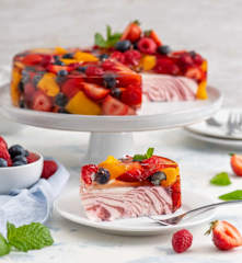 Sernik na zimno z owocami w galaretce