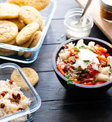 Arroz oriental con verduras al vapor, salsa de yogur y galletas