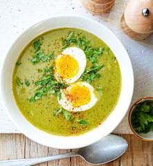 Velouté de roquette, pommes de terre et œuf mollet