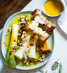 Poireaux vinaigrette à l’orange, croûtons et chèvre frais