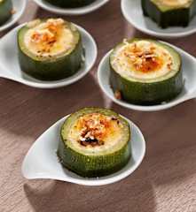 Calabacines con mermelada de cebolla y crema de parmesano