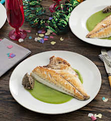 Dorada a la plancha con crema de guisantes y tapenade