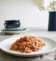 Spaghettini cozido em vinho tinto com carne guisada