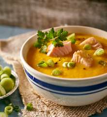 Süßkartoffel-Orangen-Suppe mit Lachs