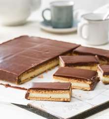Pastelitos de galleta, crema y chocolate