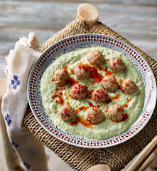 Köfte im Mangold-Joghurt-Bett - Cacıklı Arap Köftesi