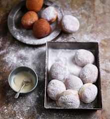 Bolas de Berlim recheadas com leite condensado