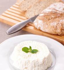 Queijo fresco e pão de cereais