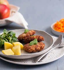 Kotlety mielone z jabłkiem i szałwią