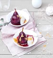 Poire pochée au vin rouge, glace au yaourt et caramel au sésame