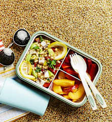 Insalata di quinoa, pesce spada e verdure
