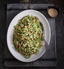 Cuscuz de couve-flor e curgete espiralizada com molho de amendoim