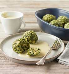 Topfenspinatknödel mit RUPP Feinster Streich Blauschimmelkäse