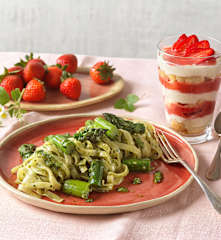 Menü: Tagliatelle mit Spargel und Basilikumpesto, Erdbeer-Tiramisu im Glas