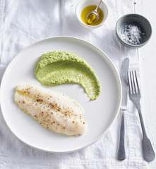 Filety z pstrąga gotowane na parze i purée z brokułów