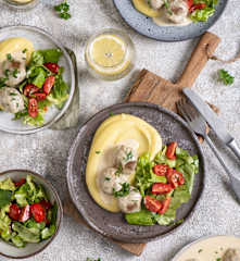 Frikadeller med kartoffelmos og flødesovs (2200 kcal)