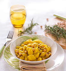 Pasta risottata con crema di ceci, rosmarino e zafferano