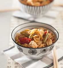 Noodles con pollo, espárragos y pimiento