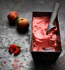 Gelado de pêssego e morango