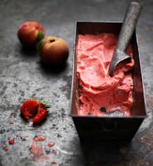 Glace pêche-fraise