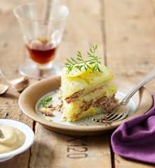 Charlotte de pomme de terre au confit de canard et sauce au foie gras