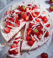 Erdbeer-Knusper-Torte mit weißer Schokolade