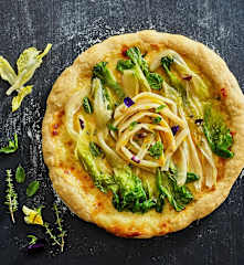 Pizza con crema di Parmigiano, asparagi e polvere di tuorlo (di Roberto Valbuzzi)