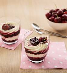 Postre de queso fresco y cerezas