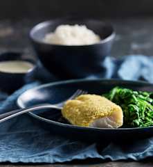 Bacalao en costra de hierbas con arroz y salsa de limón