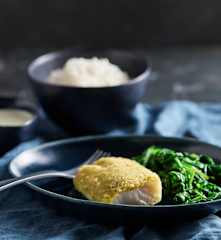 Cabillaud en croûte d'herbes sur lit d'épinards, crème citron
