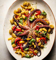 Polvo assado com gnocchi e pimentos