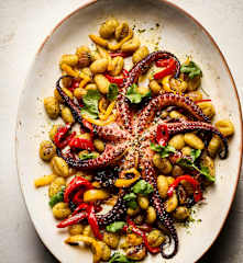 Pulpo asado con ñoquis, pimientos y pesto de cilantro