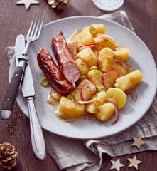Krakauer Würstchen mit buntem Kartoffelsalat