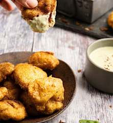 Nuggets de pollo con dip de parmesano