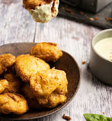 Nuggets de pollo y dip de queso parmesano