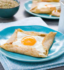 Crêpes de trigo sarraceno con chía y leche de almendras (Galette bretonne)